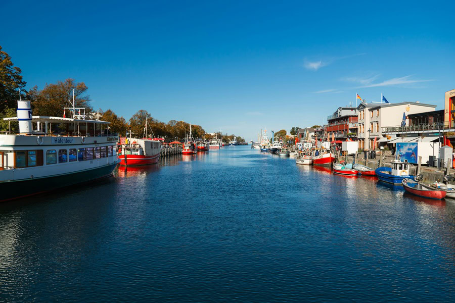 Alter Strom in Warnemünde mit Fischkuttern und Restaurants