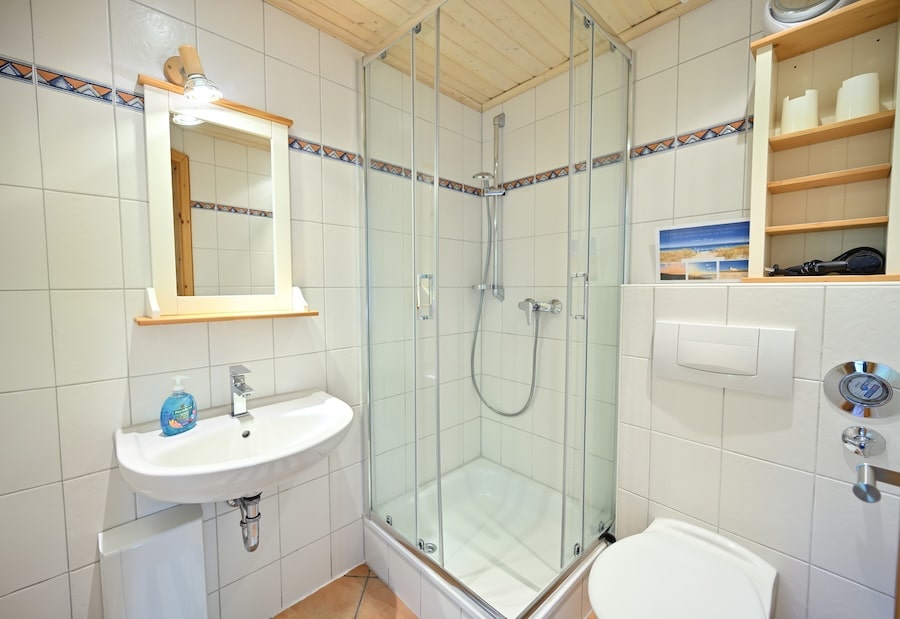 Badezimmer mit Dusche der Ferienwohnung Strandrose