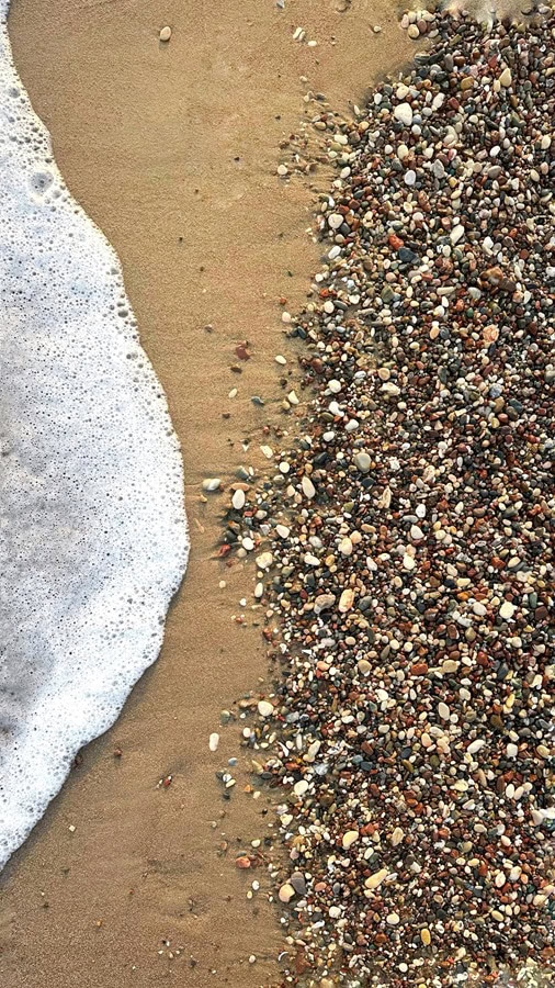Bernstein suchen am Ostseestrand nach dem Sturm
