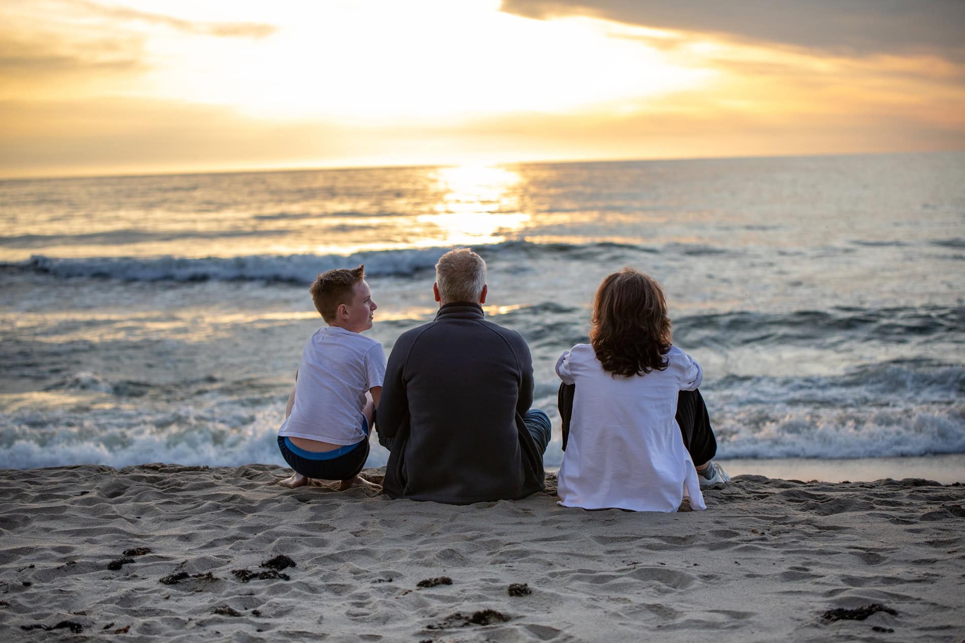 Familie am flachen Ostseestrand von Fischland-Darss