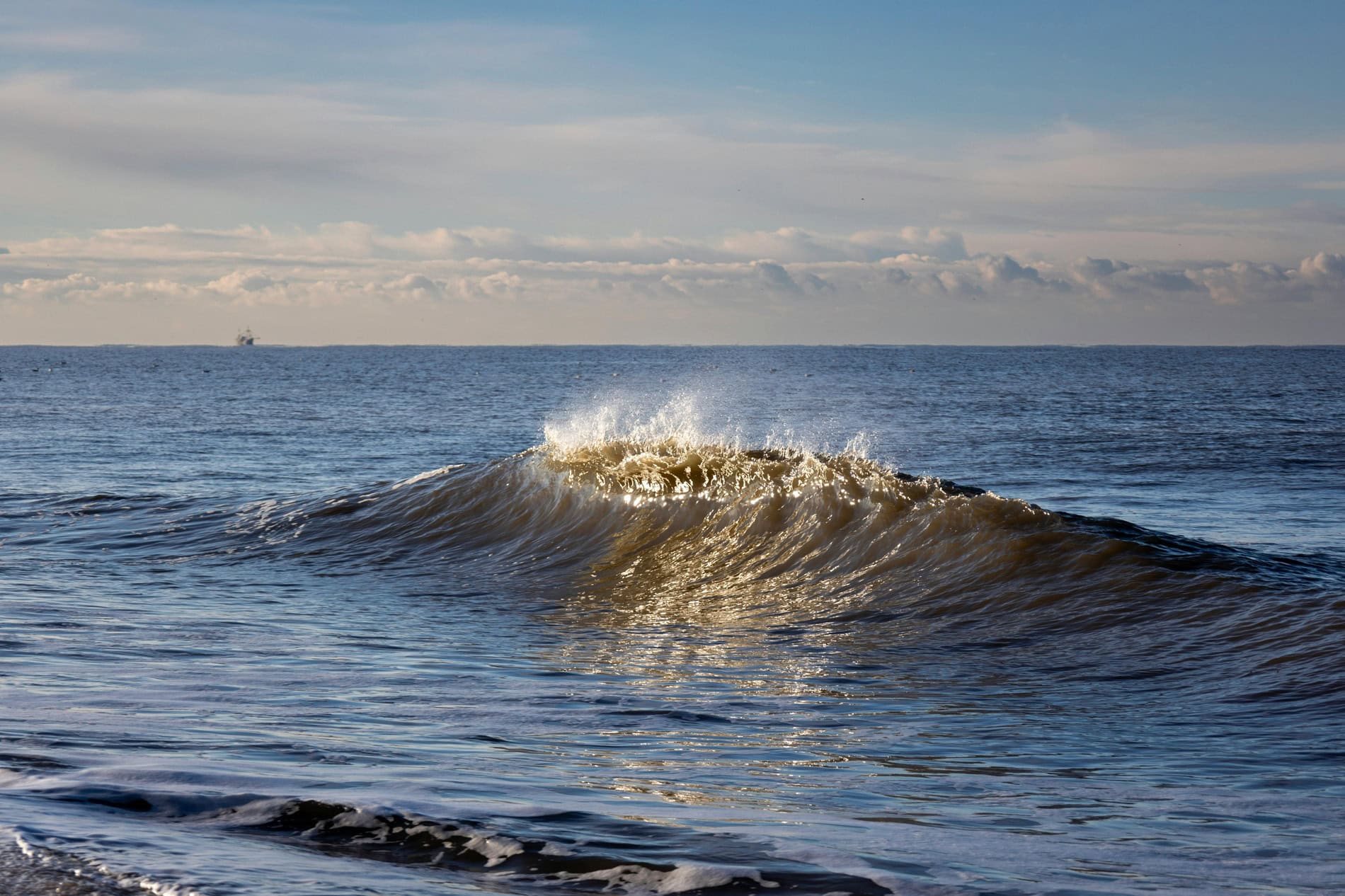 Brechende Welle der wilden Ostsee im Winter
