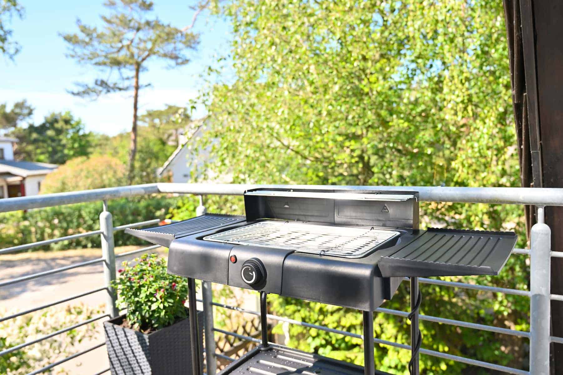 Möblierter Balkon mit Grill der Ferienwohnung in Dierhagen
