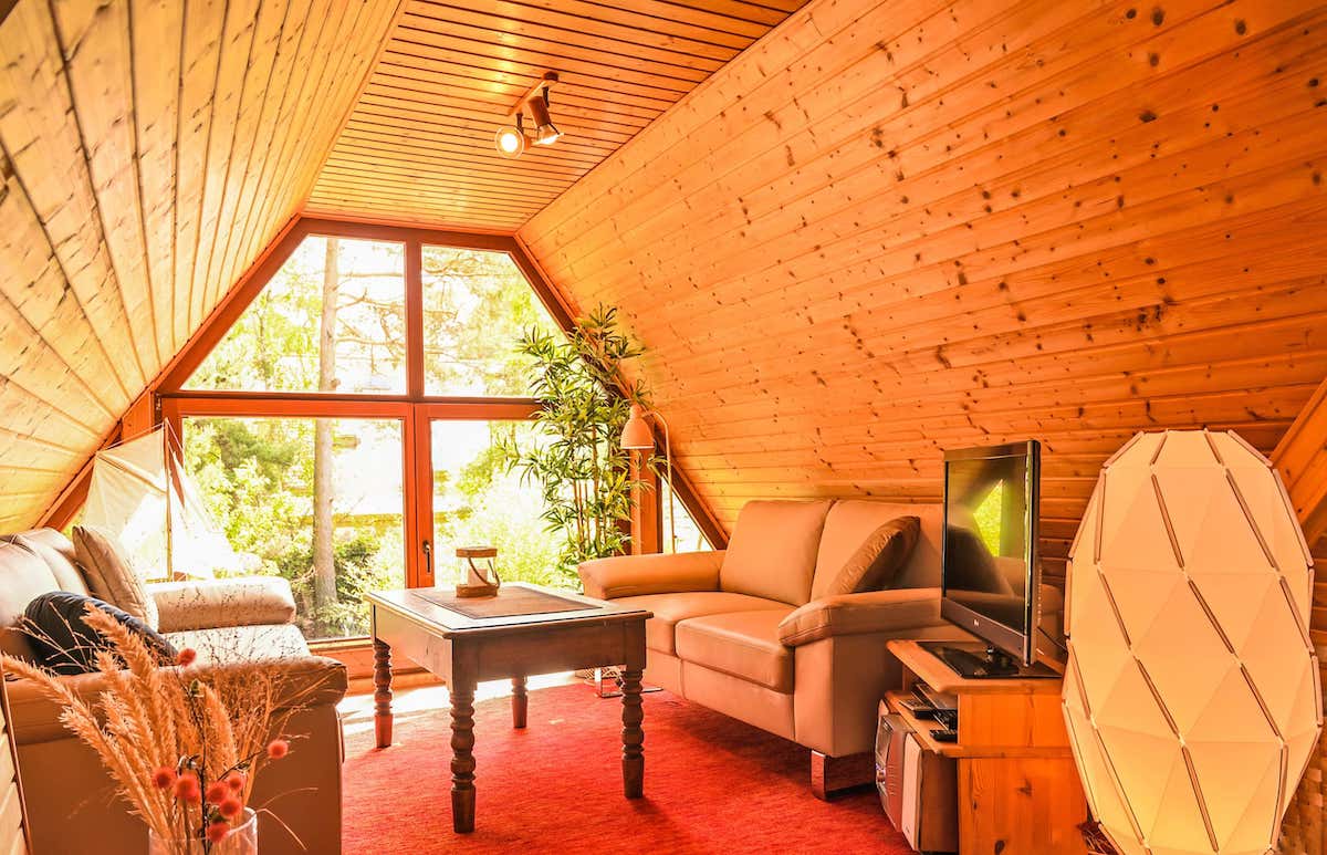 Wohnbereich der Ferienwohnung mit Sofalandschaft und Fensterfront