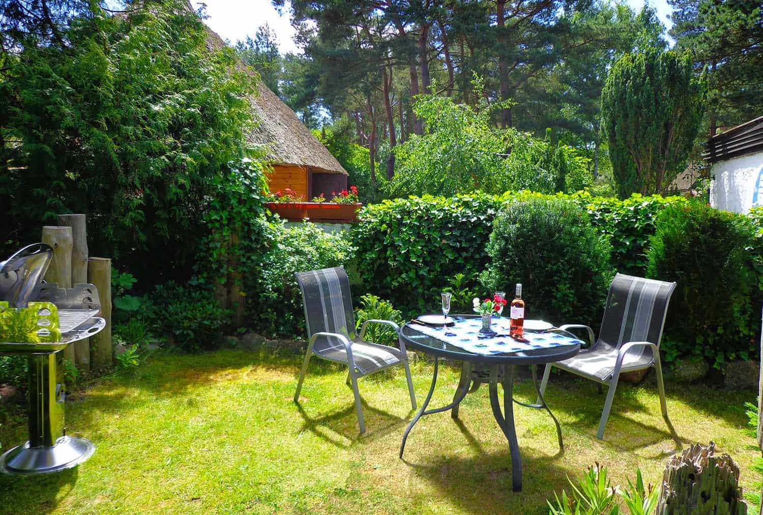 Eigener Garten des Bungalows Strandrose mit Essgruppe
