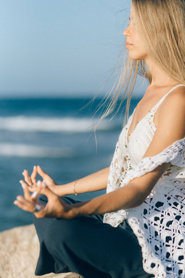 Meditation am Ostseestrand auf Fischland-Darss