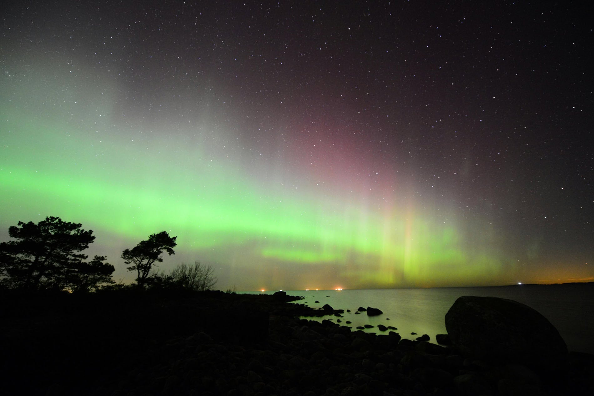 Polarlicht über der nächtlichen Ostseeküste