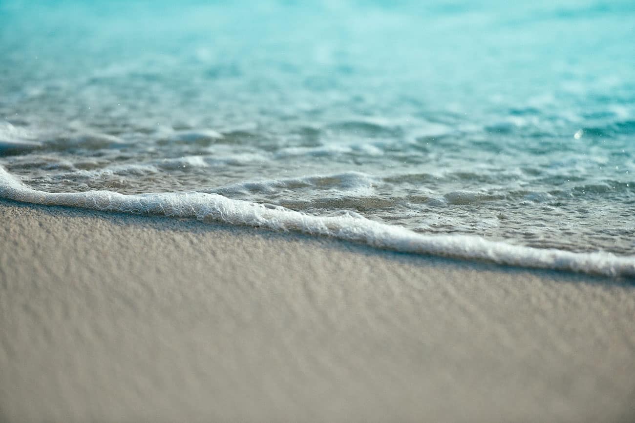 Weiter Ostseestrand bei Dierhagen mit Blick über das offene Meer