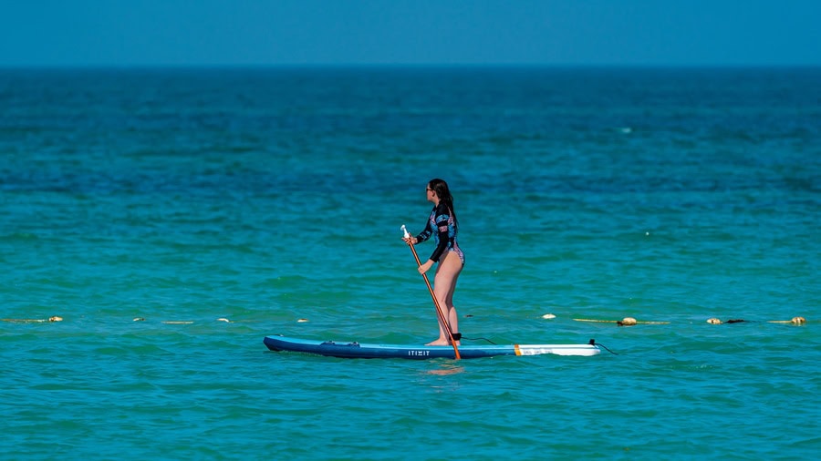 Stand-up-Paddling auf dem Wasser bei Fischland-Darss