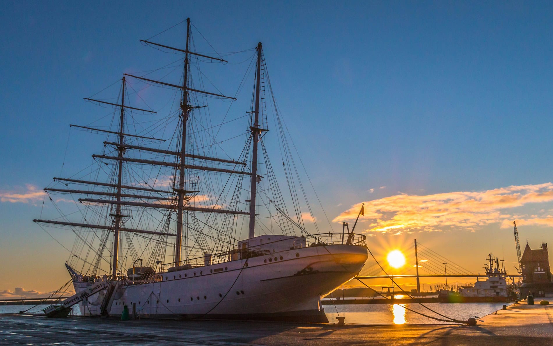 Hafen von Stralsund mit historischen Segelschiffen am Strelasund