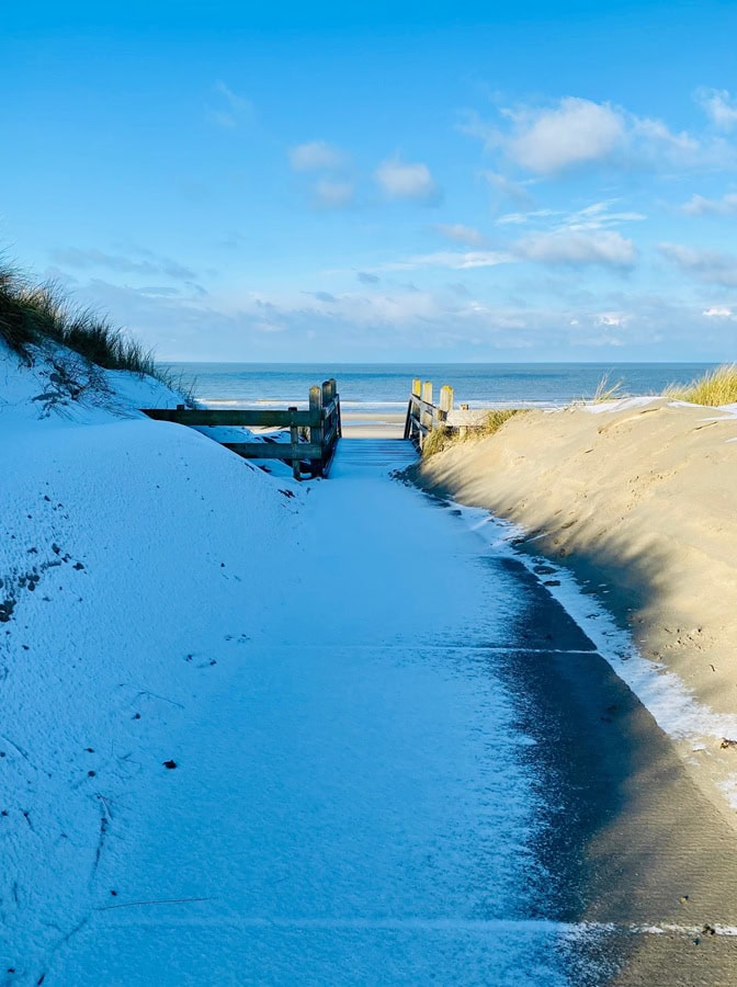 Verschneiter Strandzugang zur Ostsee im Winter