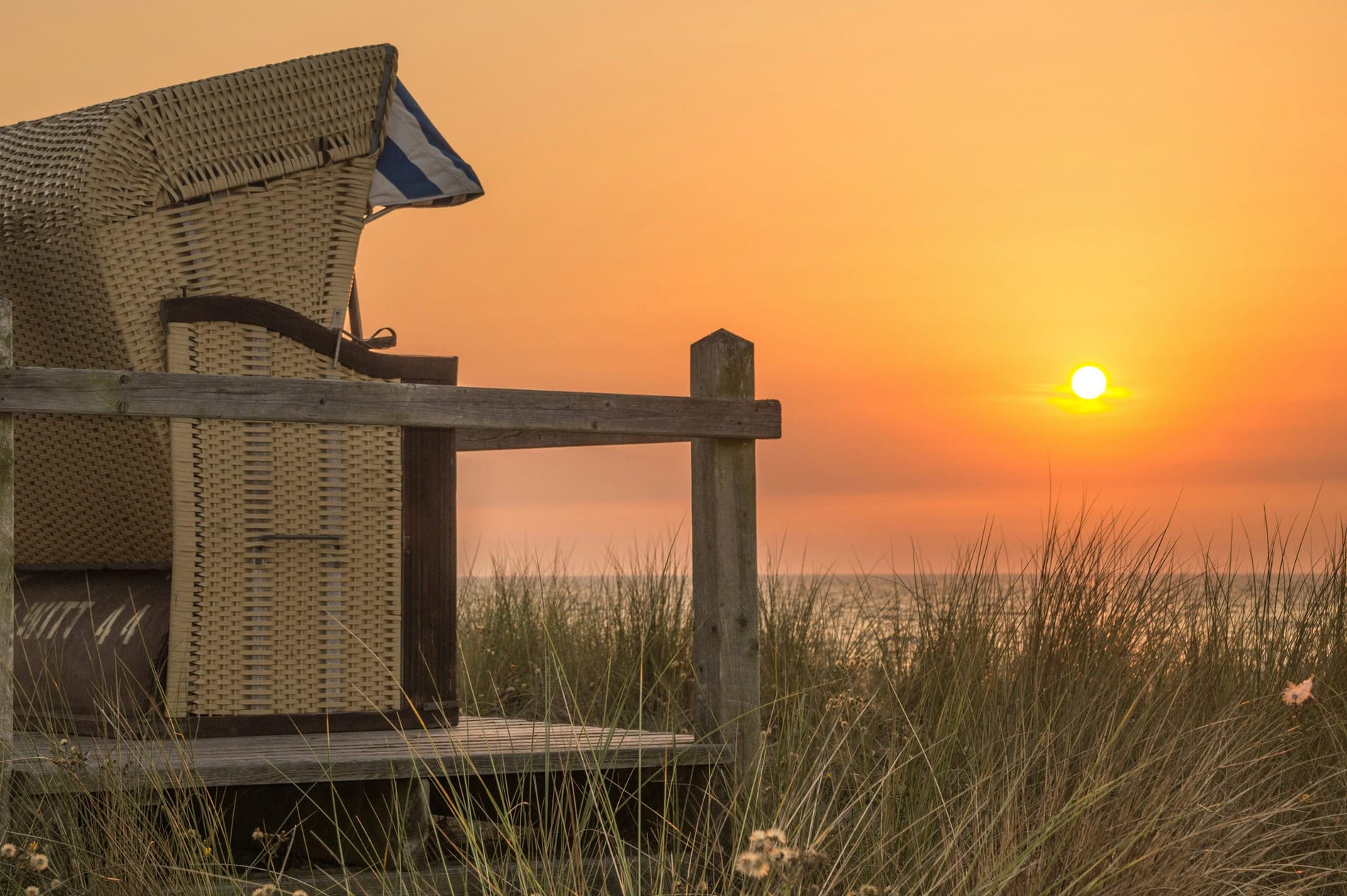 Paar am ruhigen Ostseestrand von Dierhagen